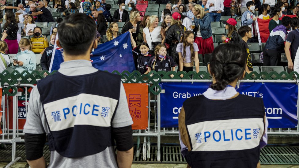 香港銅鑼灣香港大球場舉行的香港七人橄欖球賽上兩名便裝警員站崗觀察看台情況（4/11/2022）