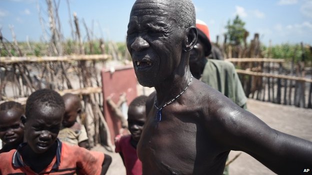 Мужчина из Южного Судана, чей дом сожгли солдаты и ополченцы.