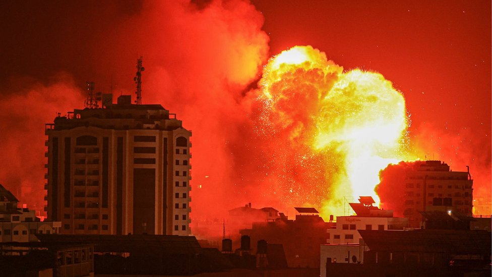 2023年10月9日，以色列空襲加沙城，引發火球