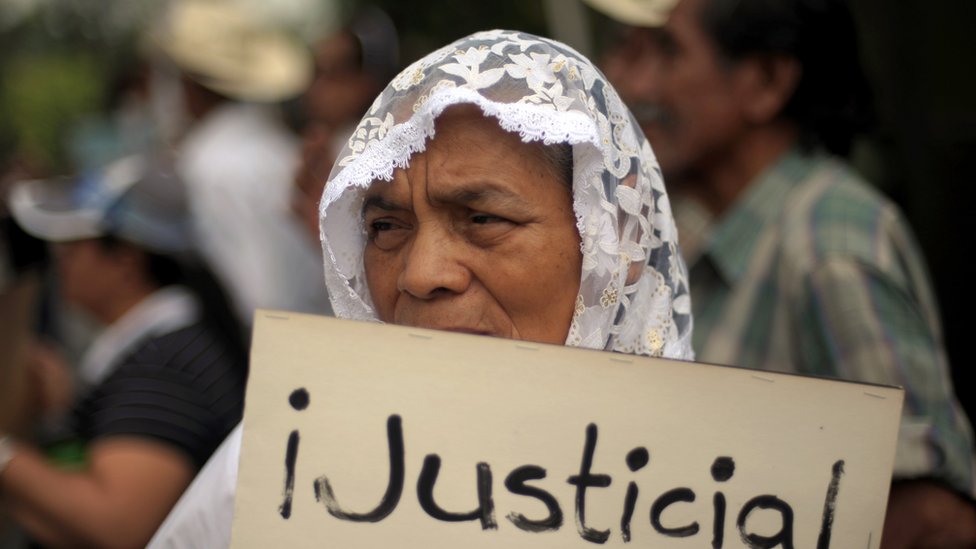Marcha de activistas por los derechos humanos y familiares de desaparecidos durante la guerra civil en San Salvador.