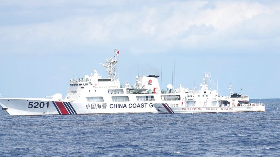 中國海警船在南海攔截菲律賓海警船