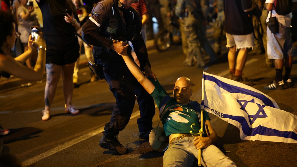 Policija vuče jednog od demonstranata sa ulica Tel Aviva