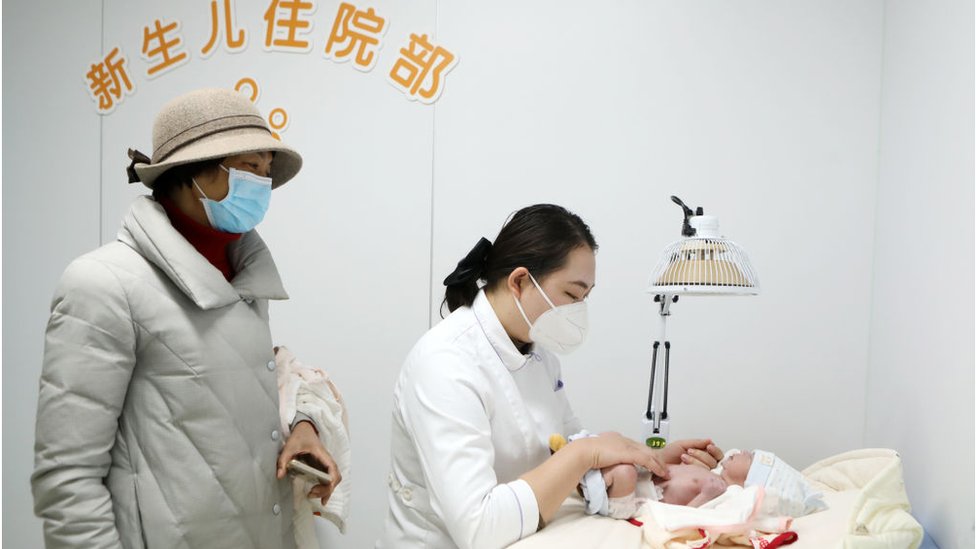 Personal médico atendiendo a un recién nacido.