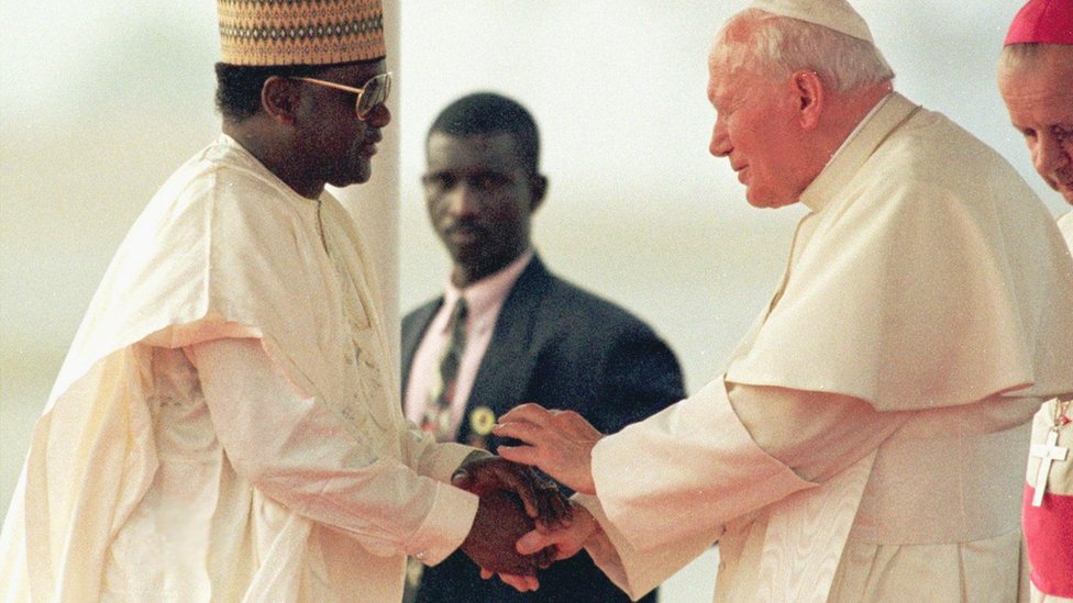 Abacha recibió al Papa Juan Pablo II durante una visita a Nigeria en marzo de 1993. Abacha estrecha manos con el Papa Juan Pablo II durante una visita a Nigeria en 1998.