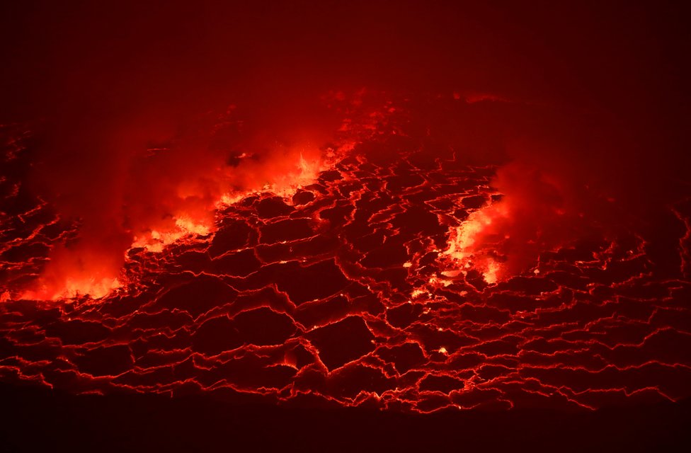 حمم بركانية حمراء