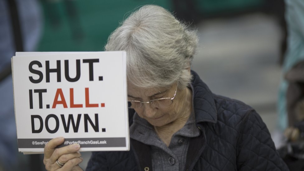 El escape de gas del cañón de Aliso en octubre de 2015 desató la indignación de los residentes de Porter Ranch, en California. Protesta contra la planta de gas del cañón de Aliso