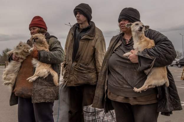 一個烏克蘭家庭成員在扎波羅熱某疏散點等待撤離