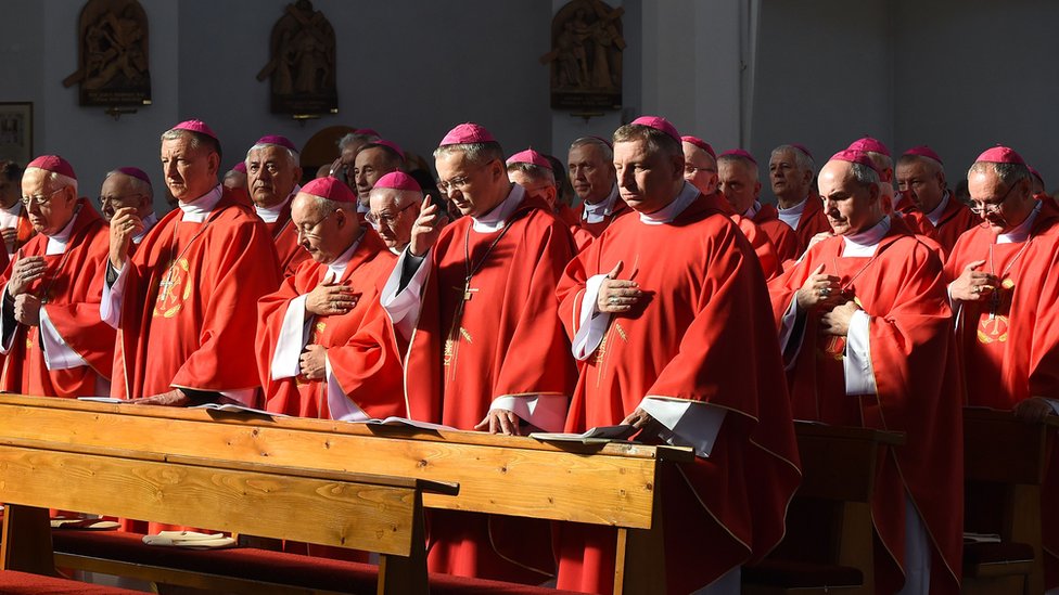 Епископы присутствуют на специальной мессе в кулуарах встречи, посвященной скандалам с сексуальным насилием над детьми, на которой собрались епископы и эксперт Ватикана по педофилии 14 июня 2019 года в Валбжихе