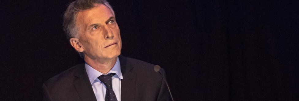 Президент Аргентины Маурисио Макри наблюдает за второй сессией президентских дебатов Аргентины