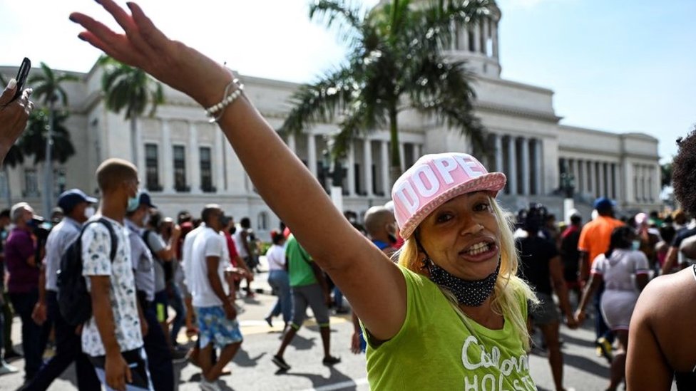 Mujer en La Habana en la protesta contra el gobierno de Cuba.