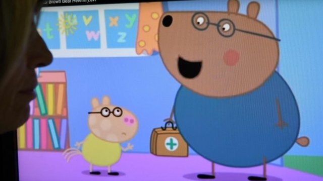 El doctor Brown Bear en una escena de Peppa Pig.