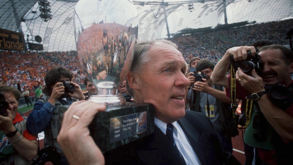 Tras revolucionar con su fútbol total, Michels regresó a la selección holandesa para ganar la Eurocopa en 1988. Rinus Michels