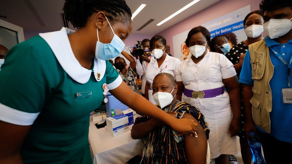 المدير العام للخدمات الصحية في غانا، الدكتور باتريك كوما-أبوغي يتلقي لقاح فيروس