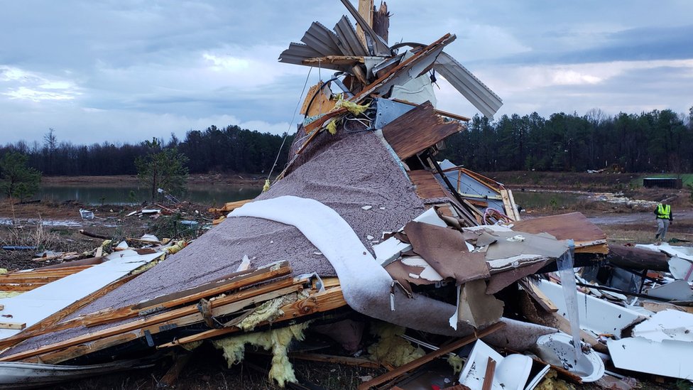 Остатки разрушенного здания видны в округе Боссье, штат Луизиана