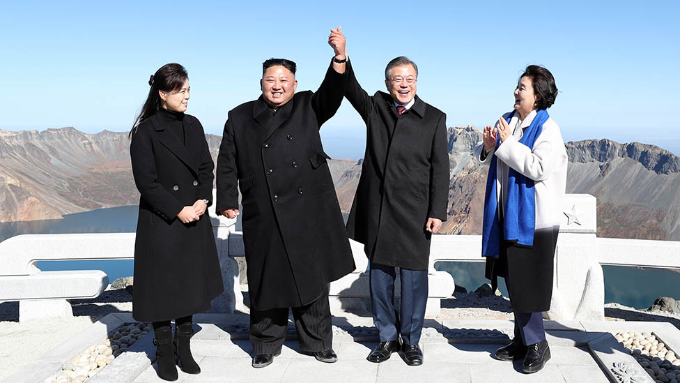 Kim Jong-un dan Presiden Moon Jae-in tiga kali bertemu pada 2018