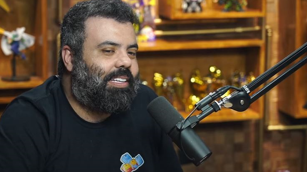 Igor rindo enquanto fala com entrevistado no podcast