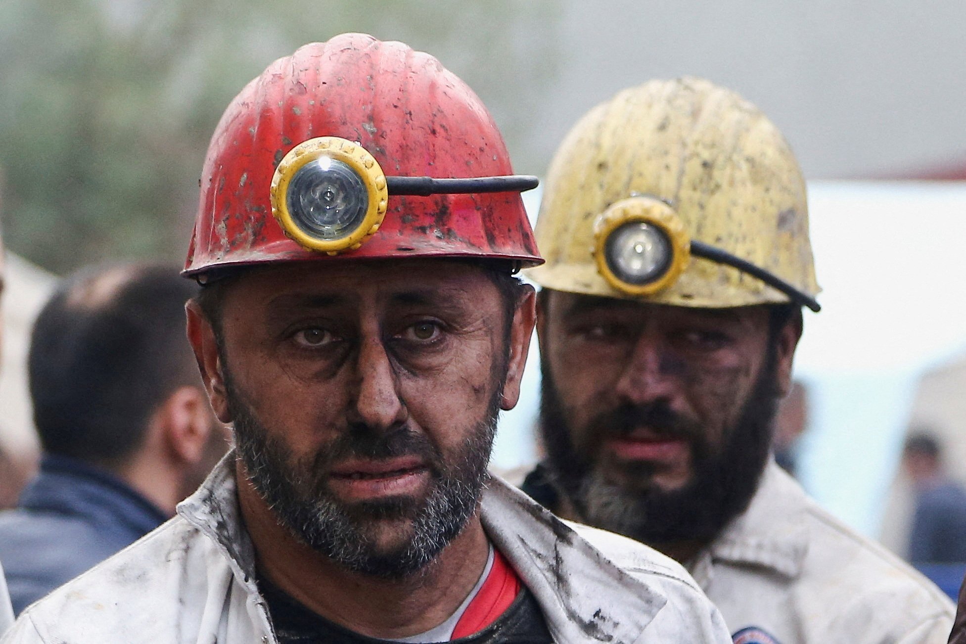 عمال الإنقاذ يشاركون في عمليات بحث عن ناجين بعد الانفجار