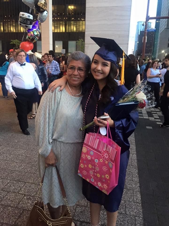 Valeria Alvarado con su abuela Ema