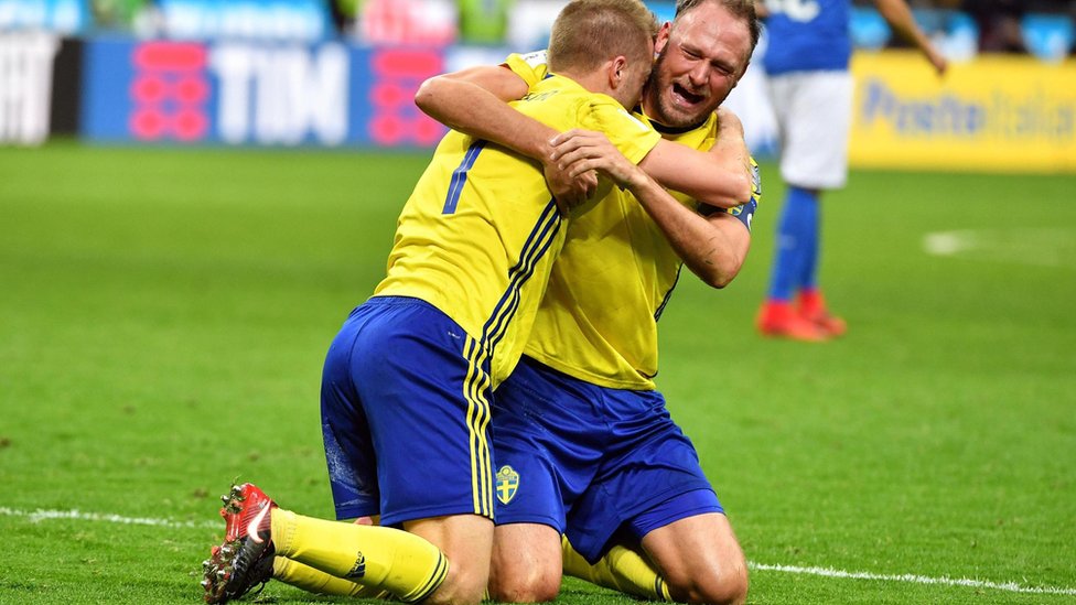 El capitán de la selección sueca, Andreas Granqvist (der) abrazó a su compañero de equipo, Seb Larsson. El capitán de la selección sueca, Andreas Granqvist (der) abrazó a su compañero de equipo, Seb Larsson.