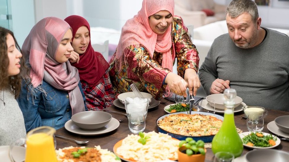 إفطار رمضان - عائلة عربية