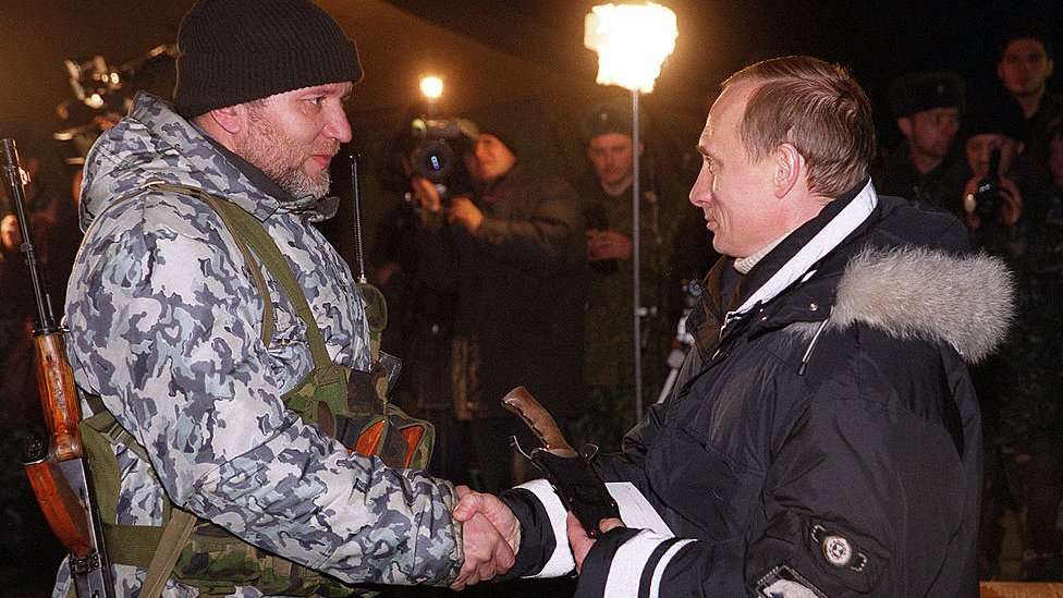 Putin con oficial ruso en enero de 2000, en plena campaña para aplastar la rebelión chechena.