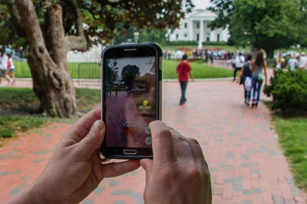 Игрок в покемонов обыскивает площадь перед Белым домом