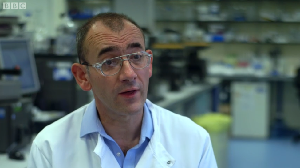 El doctor Alastair Henry y su equipo investigaron durante años qué es lo que hace que pacientes como Tim desarrollen huesos tan fuertes. Doctor Alastair Henry, investigador de la osteoporosis