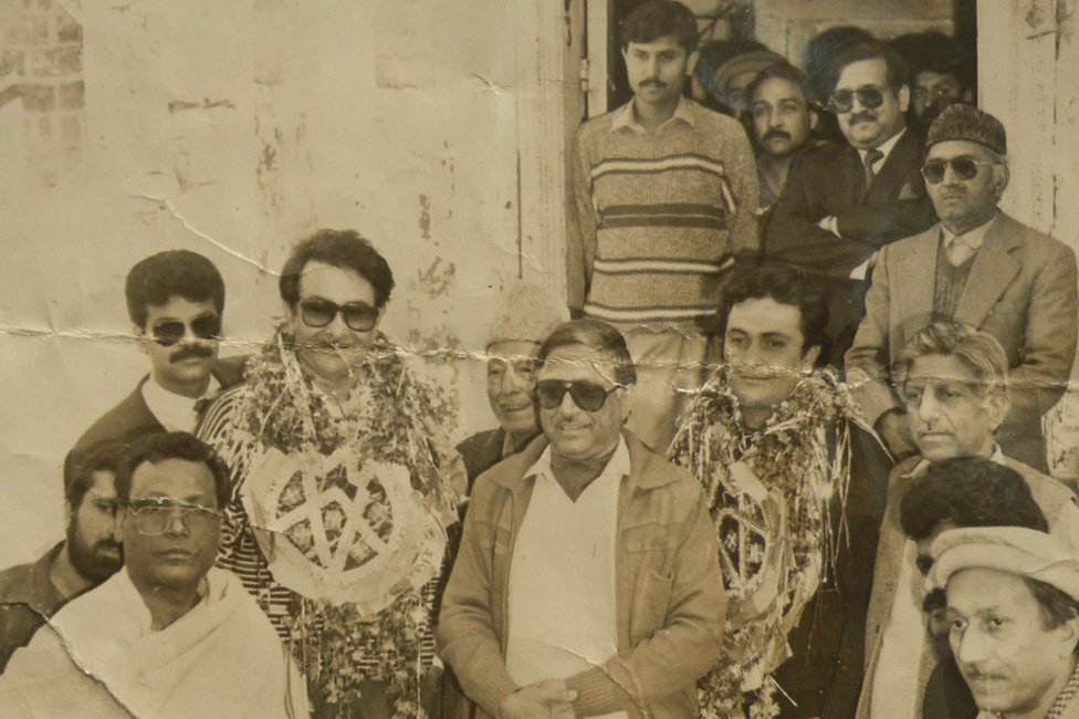 (Слева направо) Рандхир и Риши Капур в хавели в 1990 году