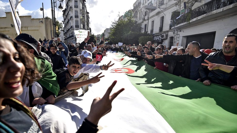 Алжирские протестующие принимают участие в антиправительственной демонстрации в столице Алжире во вторник, 10 декабря 2019 года