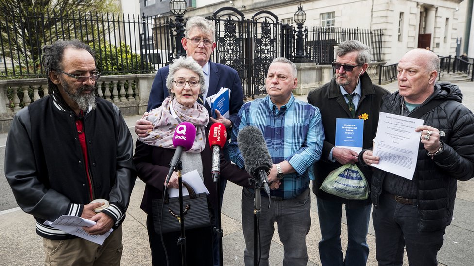 Кейт МакКосленд с жертвами и семьями жертв исторических злоупотреблений в учреждениях у судов Лагансайда Белфаста