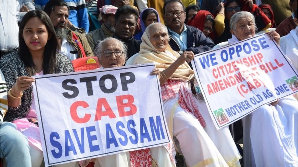 Жители дома престарелых принимают участие в мирной акции протеста против законопроекта о гражданстве (поправка) 2019 г. в Гувахати, штат Ассам, Индия, 13 декабря 2019 г.
