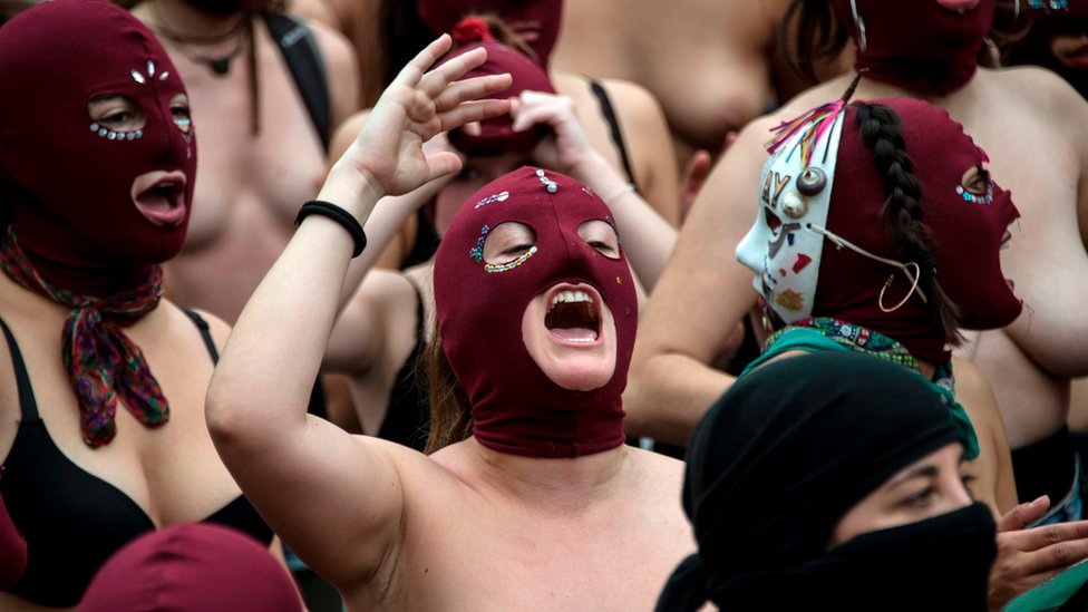 Manifestantes enmascaradas en Chile.