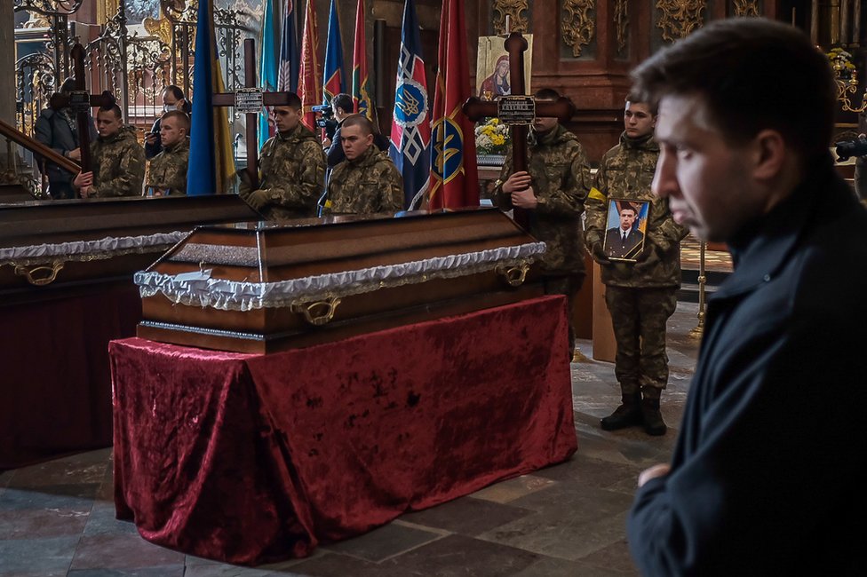A Igreja de São Pedro e São Paulo em Lviv agora tem funerais quase todos os dias. Os soldados locais conduzem os serviços cerimoniais.