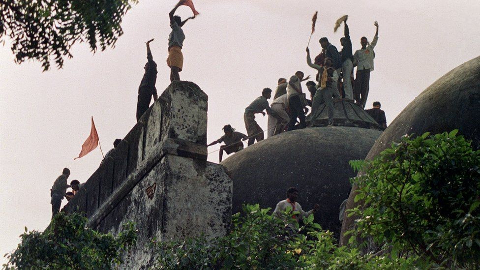 Perselisihan Babri mencapai puncak pada tahun 1992 ketika massa Hindu menghancurkan sebuah masjid di lokasi tersebut