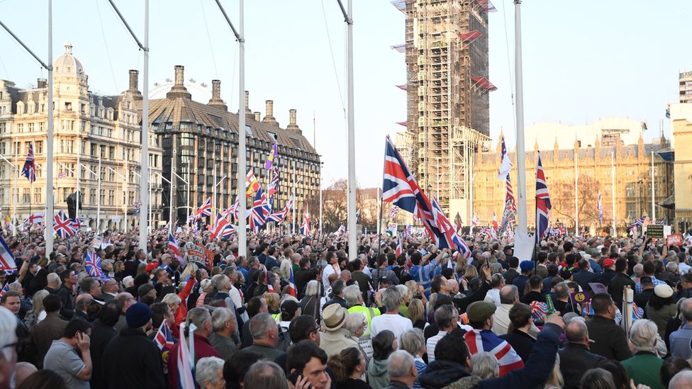 Сторонники Брексита митингуют перед зданием парламента в Лондоне, Великобритания