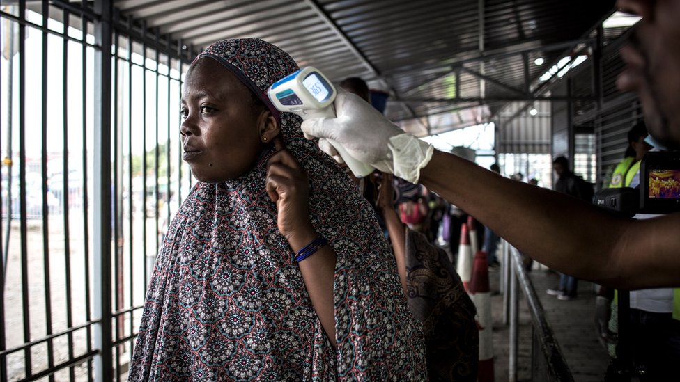 Женщина из Демократической Республики Конго проходит обследование на Эболу