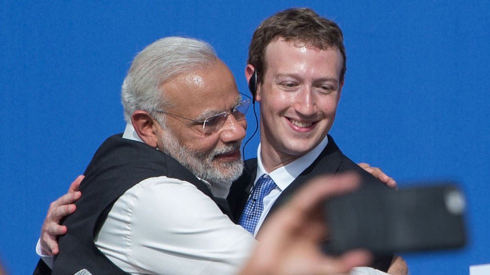 Премьер-министр Индии Нарендра Моди (слева) и генеральный директор Facebook Марк Цукерберг (справа) обнимаются после обсуждения