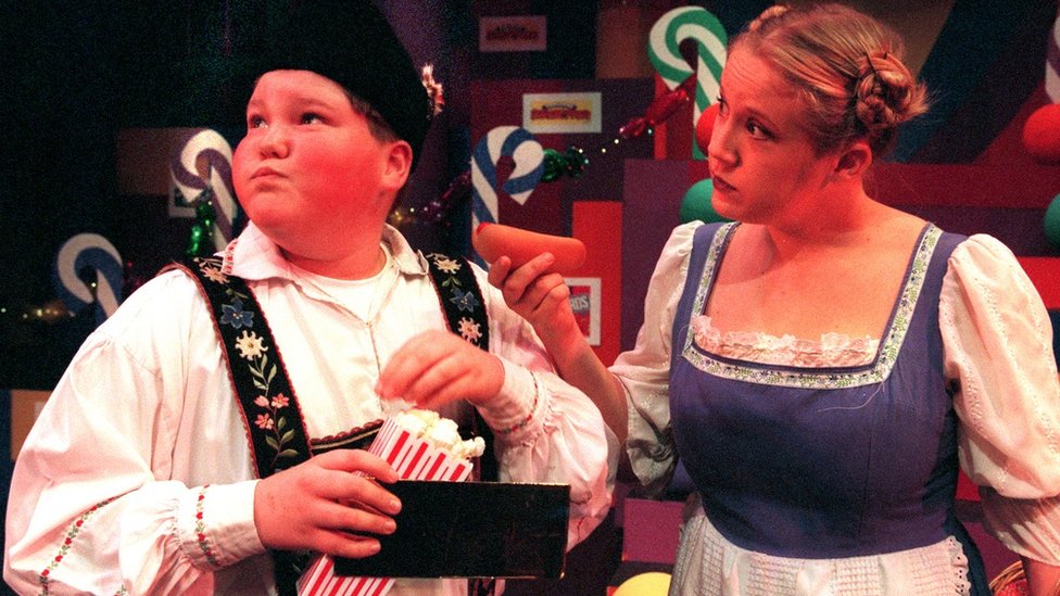 Keith Daley y Sara Wayne en una escena de "Charlie y la fábrica de chocolate" (1999).