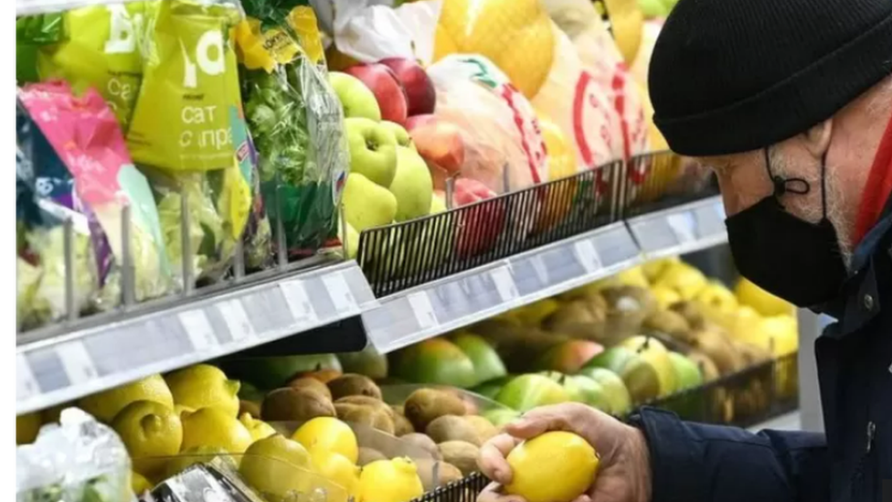 روسيا وأوكرانيا: موسكو قد تسمح بدخول واردات غير مرخصة من الغرب دون موافقة الشركات المنتجة 2 متسوق روسي