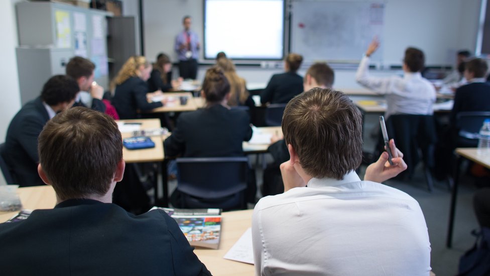 Organizaciones de derechos humanos en Canadá, Estados Unidos y Reino Unido aseguran que es fundamental dar a conocer en las escuelas de qué se trata el matrimonio forzado. Jóvenes en un salón de clase