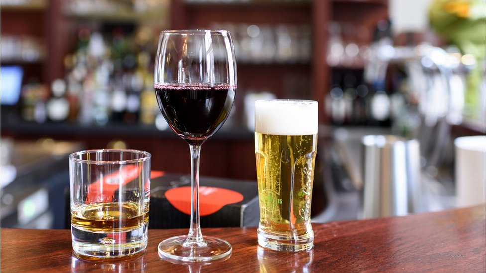 спиртные напитки, вино и пиво в баре