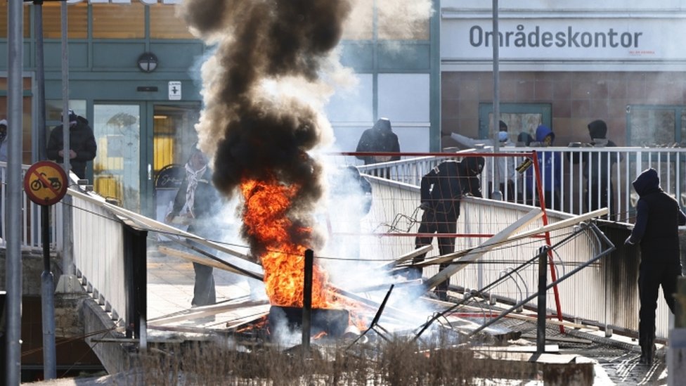 Los manifestantes prendieron fuego a una barricada en Norrköping