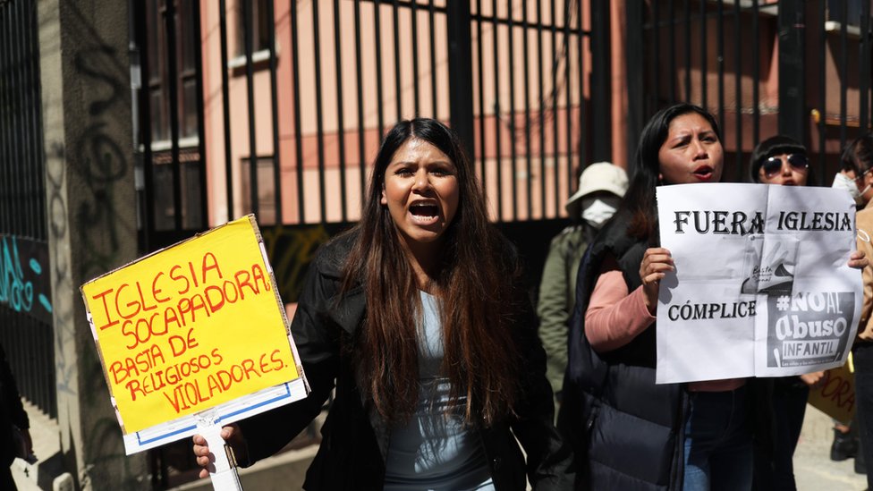 Padres y activistas protestan contra a las puertas del seminario de San Jerónimo en La Paz.