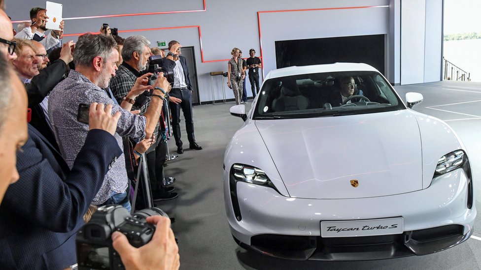 Пресса фотографирует новый Porsche Taycan