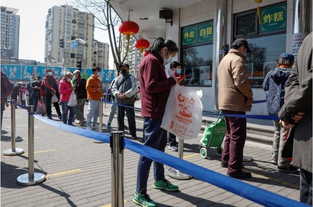 人們排隊在北京的一家商店購買食品
