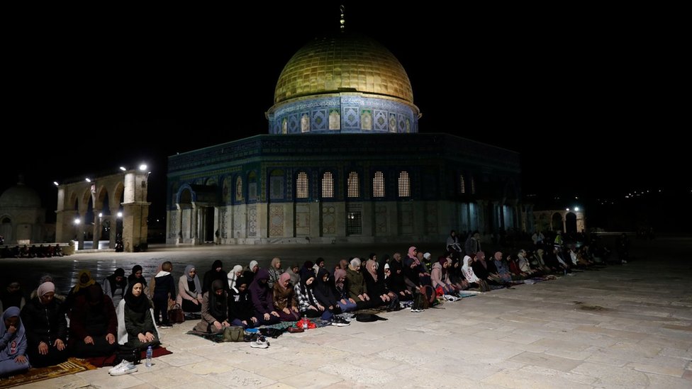 Worshippers attend nightly Ramadan prayers at the al-Aqsa mosque compound, in front of the Dome of the Rock (5 April 2023)