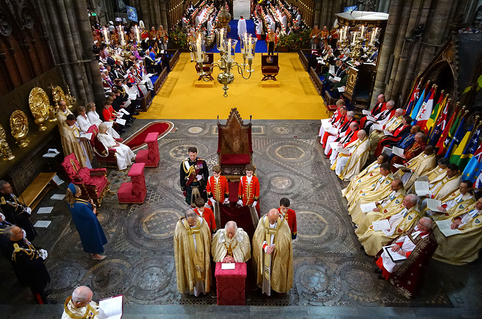 Kral Charles Westminster Abbey'deki törende