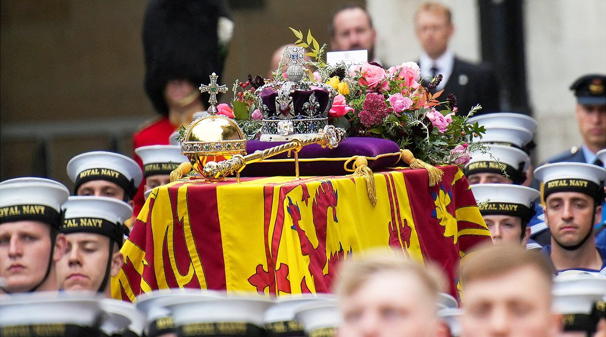 Féretro de la reina Isabel II siendo trasladado en la Abadía de Westminster