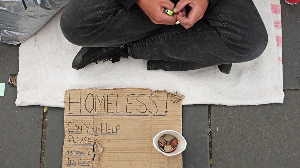 Бездомный с табличкой