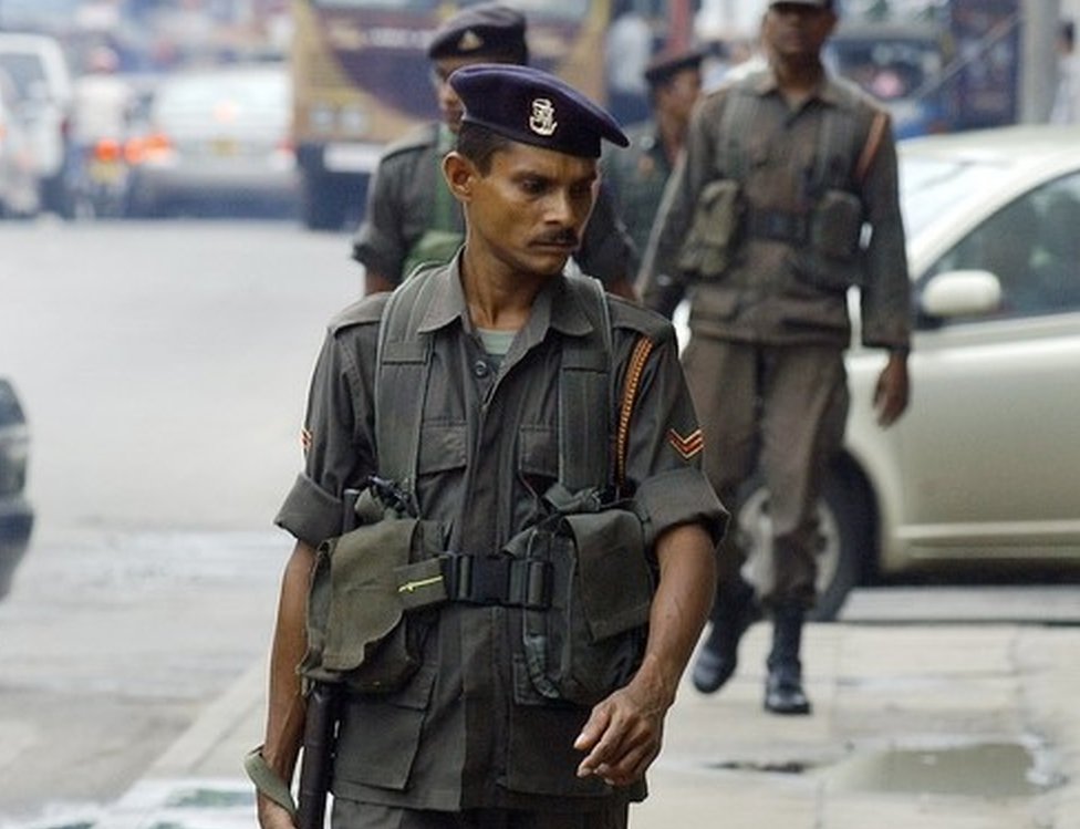 Солдаты армии Шри-Ланки патрулируют улицы столицы Коломбо, 5 ноября 2007 г.